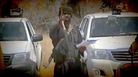 Der Boko Haram-Anführer Abubakar Shekau liest eine Video-Botschaft vor.