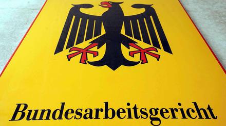 Belästigung am Arbeitsplatz? Ob unsittliche Annäherungen tatsächlich eine Entlassung nach sich ziehen, hänge immer von den Umständen des Einzelfalls ab, stellte ein Sprecher des Bundesarbeitsgerichts am Dienstag in Erfurt klar. 