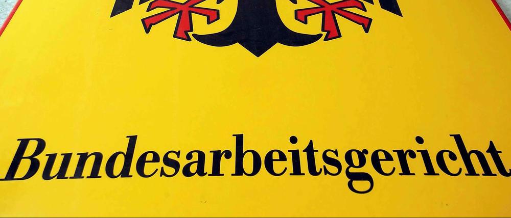Belästigung am Arbeitsplatz? Ob unsittliche Annäherungen tatsächlich eine Entlassung nach sich ziehen, hänge immer von den Umständen des Einzelfalls ab, stellte ein Sprecher des Bundesarbeitsgerichts am Dienstag in Erfurt klar. 