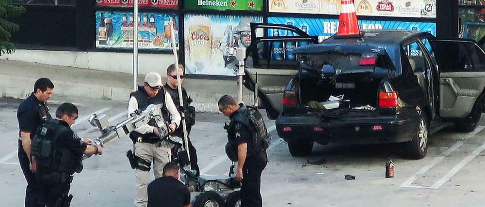 Bombenalarm in Hollywood: Kurz vor der Oscar-Verleihung untersucht ein Expertenteam ein verdächtiges Auto. 