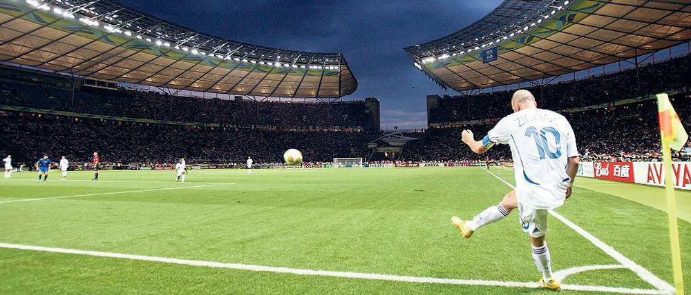 Zizous Auftritt. 2006 fand im sanierten Olympiastadion das WM-Finale statt. Frankreich verlor gegen Italien – und Zinédine Zidane sah wegen einer Tätlichkeit Rot.