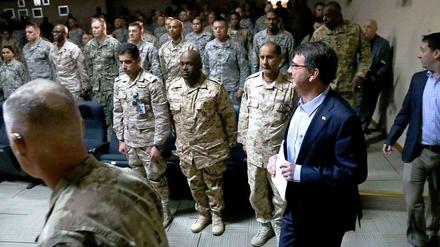 Der neue Verteidigungsminister der USA, Ashton Carter, im kuwaitischen Camp Arifdschan. 
