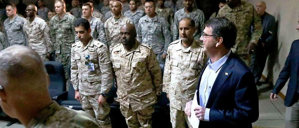 Der neue Verteidigungsminister der USA, Ashton Carter, im kuwaitischen Camp Arifdschan. 