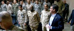 Der neue Verteidigungsminister der USA, Ashton Carter, im kuwaitischen Camp Arifdschan. 