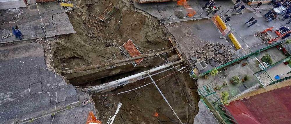 Ein Erdloch in Neapel, Italien, war bereits vergangene Woche entstanden und ist am Sonntag weiter aufgebrochen.