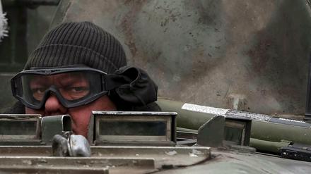 Misstrauische Blicke gibt es in der Ukraine nicht nur an der Front. Sowohl im Westen als auch in Russland wird kontrovers diskutiert - das stellt auch Diplomaten vor neue Herausforderungen.