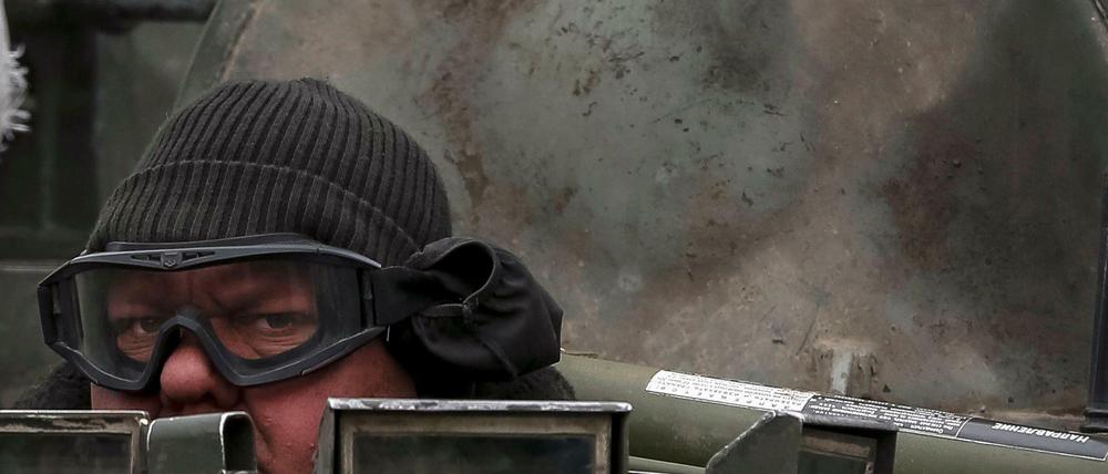 Misstrauische Blicke gibt es in der Ukraine nicht nur an der Front. Sowohl im Westen als auch in Russland wird kontrovers diskutiert - das stellt auch Diplomaten vor neue Herausforderungen.