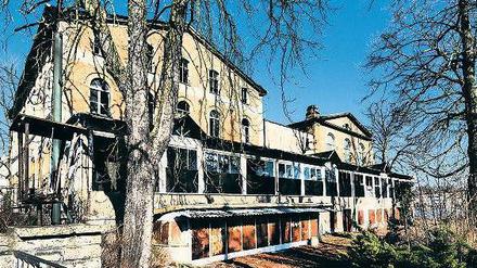"Gesellschaftshaus" und "Riviera" an der Dahme machten einst Grünau zum Treffpunkt der Haute volée . Bei diesen Häusern ist noch nicht absehbar, ob sie gerettet werden können.