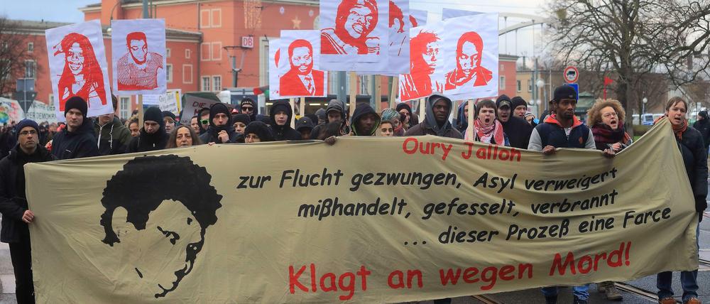 Auch die Rechte von Flüchtlingen in Deutschland sind Thema des Instituts für Menschenrechte (hier eine Demonstration zum 10. Jahrestag des Todes des Asylbewerbers Oury Jalloh). Das passt nicht allen.