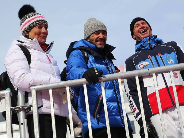 Rosi Mittermaier and Christian Neureuther, hier mit Markus Wasmeier, halten sich bei den Rennen ihres Sohnes im Hintergrund.