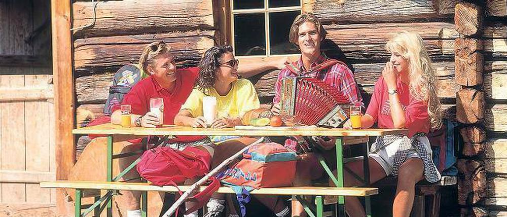 Brotzeit vor der Wanderhütte. Ob sich der Betrieb für die Wirte noch rentiert, ist fraglich. 