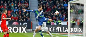 Das entscheidende Tor: Bas Dost kommt vor Bayer-Keeper Bernd Leno an den Ball und spitzelt ihn ins gegnerische Tor.