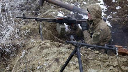 Ein Soldat der ukrainischen Armee in einer Stellung.