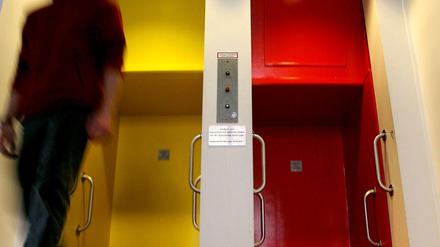 Das Prinzip des Paternoster: ein ewiges Rauf und Runter (Dieses Exemplar findet sich im Kieler Landtag).
