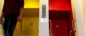 Das Prinzip des Paternoster: ein ewiges Rauf und Runter (Dieses Exemplar findet sich im Kieler Landtag).