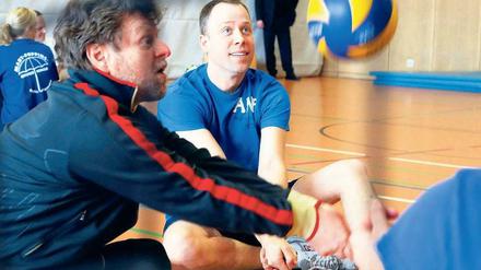 Senator am Boden. Berlins Sozialsenator Mario Czaja (rechts) und Ralf Otto vom Paralympischen Sport Club Berlin beim Showmatch in Kladow. 