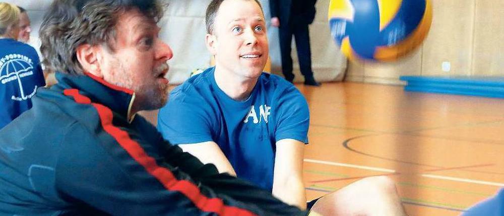 Senator am Boden. Berlins Sozialsenator Mario Czaja (rechts) und Ralf Otto vom Paralympischen Sport Club Berlin beim Showmatch in Kladow.