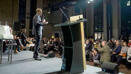 Warb für dezentrale Olympische Spiele in Berlin ohne "gigantisches Eröffnungsfest": Berlins Regierender Bürgermeister Michael Müller (SPD). Kurz darauf bedrängten ihn Olympiagegner auf der Bühne.