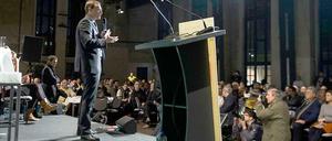 Warb für dezentrale Olympische Spiele in Berlin ohne "gigantisches Eröffnungsfest": Berlins Regierender Bürgermeister Michael Müller (SPD). Kurz darauf bedrängten ihn Olympiagegner auf der Bühne.