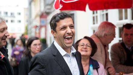 Da hatte er noch gut lachen. Raed Saleh, SPD-Fraktionschef im Abgeordnetenhaus und Spandauer Parteivorsitzender, im vergangenen Jahr bei der Eröffnung seines Wahlkreisbüros.