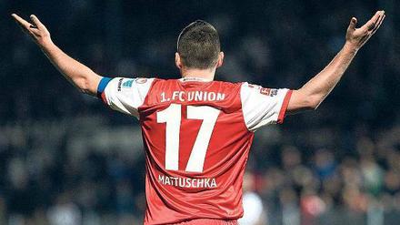 Perfektes Versteck. Als Mattuschka noch Unions Kapitän war, verzogen sich die Mitspieler hinter seine breiten Schultern.