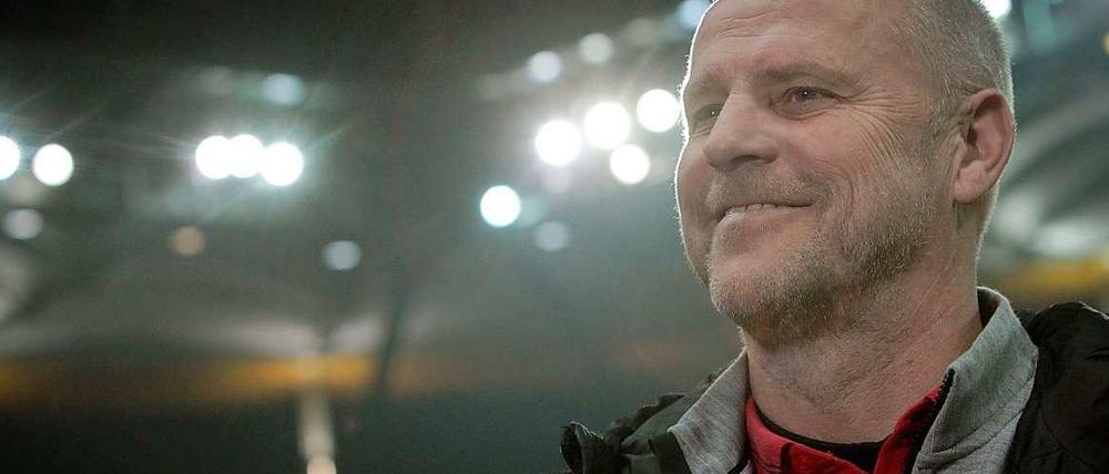 Sichtlich zufrieden: Eintracht-Trainer Schaaf nach dem 1:0-Sieg gegen Schalke in seinem 500. Spiel als Bundesligatrainer.