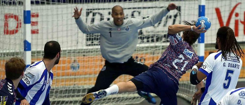 Nach kurzen anfänglichen Problemen übernahmen die Füchse Berlin in ihren gepunkteten Auswärtstrikots die Kontrolle über das Spiel.