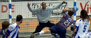 Nach kurzen anfänglichen Problemen übernahmen die Füchse Berlin in ihren gepunkteten Auswärtstrikots die Kontrolle über das Spiel.