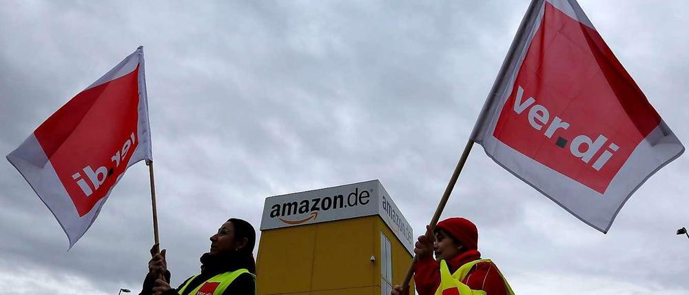 Hier geht nichts mehr. Verdi-Mitglieder demonstrieren vor einem Amazon-Stützpunkt - sie wollen, dass für sie der Einzelhandels-Tarifvertrag gilt. Doch der Arbeitgeber bleibt hart. 