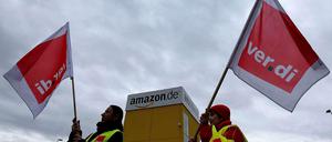 Hier geht nichts mehr. Verdi-Mitglieder demonstrieren vor einem Amazon-Stützpunkt - sie wollen, dass für sie der Einzelhandels-Tarifvertrag gilt. Doch der Arbeitgeber bleibt hart. 