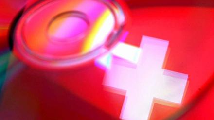 Trotz Steuer-CDs und Weißgeldstrategie der Banken: In der Schweiz liegt noch viel deutsches Schwarzgeld, kritisiert die Steuergewerkschaft.