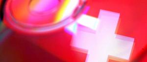 Trotz Steuer-CDs und Weißgeldstrategie der Banken: In der Schweiz liegt noch viel deutsches Schwarzgeld, kritisiert die Steuergewerkschaft.