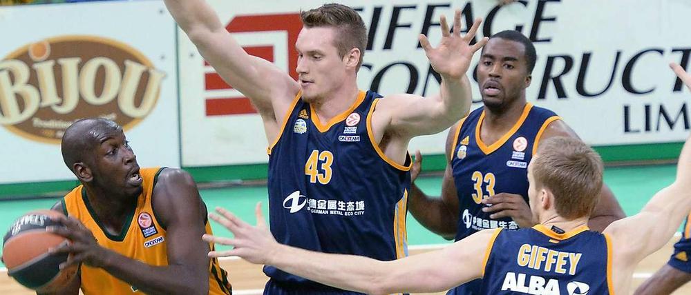 Teamwork. Ousmane Camara kommt an den Berlinern Leon Radosevic, Jamel McLean und Niels Giffey (von links) nicht vorbei. 