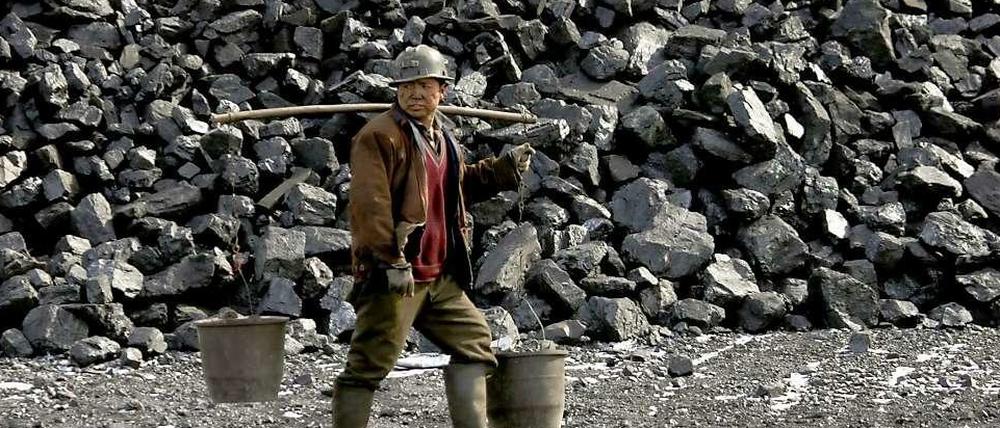 Die Bundesregierung streitet darüber, ob die KfW-Bank weiterhin in die Kohleinfrastruktur im Ausland und in Kohlekraftwerke investieren soll. Das Foto zeigt eine Kohlemine in China, vermutlich ohne KfW-Finanzierung.