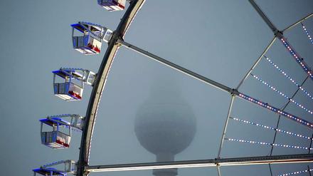 Das Riesenrad auf dem Weihnachtsmarkt am Einkaufszentrum Alexa in Berlin.