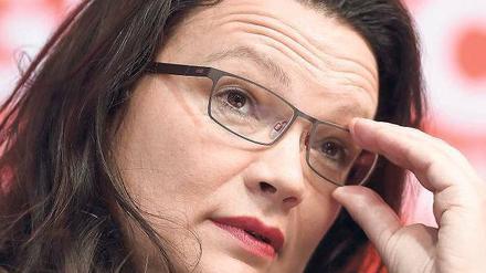 Immer auf die Kleinen? Arbeitsministerin Andrea Nahles hat ihren Entwurf durchs Kabinett gebracht. Einer der schärfsten Kritiker ist Rudolf Henke vom Marburger Bund. 