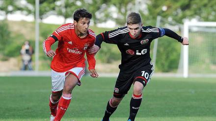 Wie die Großen, nur ohne Zuschauer. Eine Szene aus dem Youth-League-Spiel Benfica Lissabon gegen Bayer Leverkusen.