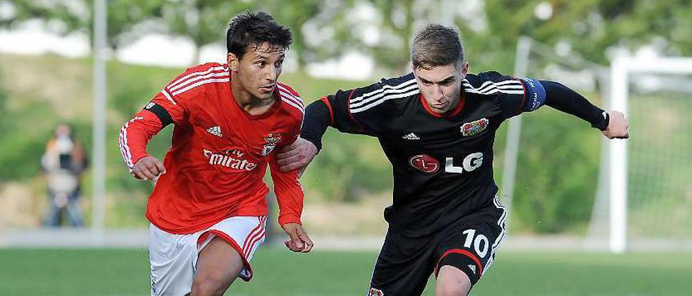 Wie die Großen, nur ohne Zuschauer. Eine Szene aus dem Youth-League-Spiel Benfica Lissabon gegen Bayer Leverkusen.
