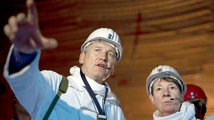 Eine der ersten Reisen im Frühjahr führte Umweltministerin Barbara Hendricks in das umstrittene Atomendlager Asse. Der Chef des Bundesamts für Strahlenschutz, Wolfram König, erklärt die Arbeiten, die eine Einschätzung des Zustands des Atommülls ermöglichen sollen.