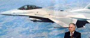 Der damalige polnische Lech Kaczyński stellt 2006 die neuen F-16-Kampfflugzeuge der polnischen Luftwaffe vor. Diese werden nun mit Cruise Missiles bestückt. 