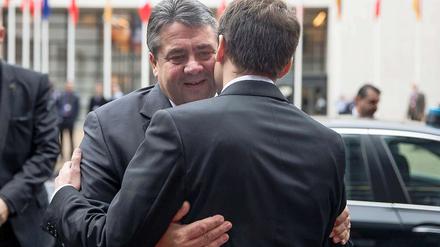 Bundeswirtschaftsminister Sigmar Gabriel wird in  Paris von seinem Amtskollegen Jean Pisani-Ferry begrüßt.