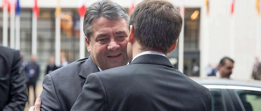 Bundeswirtschaftsminister Sigmar Gabriel wird in  Paris von seinem Amtskollegen Jean Pisani-Ferry begrüßt.