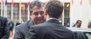 Bundeswirtschaftsminister Sigmar Gabriel wird in  Paris von seinem Amtskollegen Jean Pisani-Ferry begrüßt.