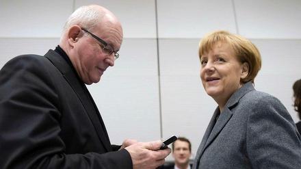 Abstimmungsbedarf: Unionsfraktionschef Volker Kauder und Kanzlerin Angela Merkel. Vor dem Koalitionsgipfel am Dienstagabend wird der Ton in der Koalition rauer.