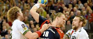 Kaum zu halten. Flensburgs Lars Kaufmann (Mitte) versucht sich in dieser Szene gegen Jesper Nielsen (l.) und Pavel Horak durchzusetzen.