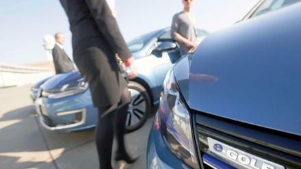 Die Autos von VW stehen zwar seit einiger Zeit unter Strom, wenn gewünscht - bei den Kunden sieht es aber noch anders aus. 
