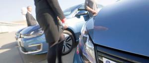 Die Autos von VW stehen zwar seit einiger Zeit unter Strom, wenn gewünscht - bei den Kunden sieht es aber noch anders aus. 