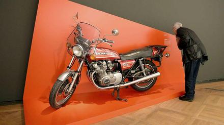 Ein Mann schaut sich im Deutschen Historischen Museum in Berlin in der Ausstellung "RAF - terroristische Gewalt" das Tatmotorrad des Buback-Anschlags von 1977 an.