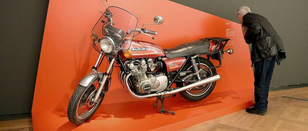 Ein Mann schaut sich im Deutschen Historischen Museum in Berlin in der Ausstellung "RAF - terroristische Gewalt" das Tatmotorrad des Buback-Anschlags von 1977 an.