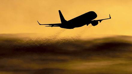 Viele Fluggesellschaften haben mit Gewinnproblemen zu kämpfen. Müssten sie auch noch auf den Kerosinzuschlag verzichten, könnte es etwa für Air Berlin noch enger werden.